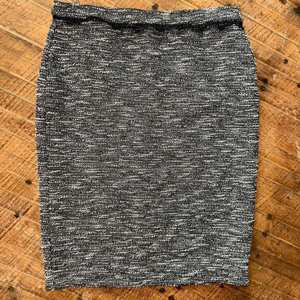 Ann Taylor M lace trimmed black & white pencil skirt